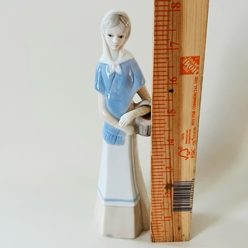 Elegant Blue and White Porcelain Figurine - Picture 2 of 10